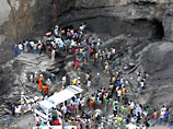 Взрыв метана на угольной шахте на западе острова Суматра произошел во вторник утром. Пламя поднялось на 50 метров над землей, а на месте входа в шахту образовался провал