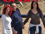 До видео появились скандальные фотографии, которые в начале июня опубликовала испанская газета El Pais. Они были сделаны на вилле Берлускони в Сардинии До видео появились скандальные фотографии, которые в начале июня опубликовала испанская газета El Pais. Они были сделаны на вилле Берлускони в Сардинии