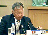 В феврале президент Киргизии Курманбек Бакиев объявил о решении закрыть американскую базу, а затем утвердил решение парламента о разрыве договоренности с союзниками США, которые также пользовались аэропортом