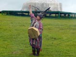 В день праздника Шаман Вячеслав Арапчор из республики Тыва совершает обряд очищения В день праздника Шаман Вячеслав Арапчор из республики Тыва совершает обряд очищения