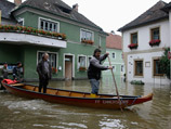 В Австрии и Чехии после проливных дождей и сильных наводнений спасатели борются со стихией