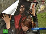 Букеты цветов, ленточками привязанные к забору, появились в пятницу у здания посольства США в Москве после известия о скоропостижной кончине известного американского певца Майкла Джексона