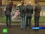 Российские поклонники Майкла Джексона принесли цветы к посольству США в Москве