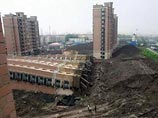 Здание в Шанхае, строительство которого находилось на этапе внутренней отделки и которое должны были сдать в эксплуатацию в декабре этого года, "опрокинулось" на рассвете в субботу Здание в Шанхае, строительство которого находилось на этапе внутренней отделки и которое должны были сдать в эксплуатацию в декабре этого года, "опрокинулось" на рассвете в субботу