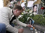 Поклонники умершего в ночь на 26 июня по Москве в возрасте 50 лет "короля поп- музыки" Майкла Джексона не перестают нести цветы к устроенной у посольства США в России "стене памяти"