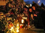 Московские фанаты Майкла Джексона оплакивают смерть кумира у стен посольства США