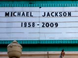 Майкл Джексон скоропостижно скончался в четверг вечером. Он был доставлен в больницу в глубокой коме. Следователи после проведения вскрытия тела сообщили о необходимости дополнительных токсикологических тестов