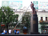 Неизвестные серьезно повредили памятник Ленину на Бессарабке в самом центре Киеве