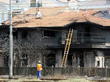 Пожарные и спасатели из Службы гражданской обороны продолжают разбирать завала двух жилых домов, которые были разрушены взрывной волной