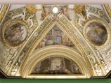 В ходе реставрационных работ в Капелле Паулина, являющейся частью музеев Ватикана, было сделано открытие. Как считают исследователи, один из образов на росписи стен является автопортретом Микеланджело, на котором великий мастер изобразил себя в голубом тю