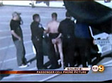 В США психически больной пассажир устроил "стриптиз-шоу" в самолете. Рейс пришлось прервать В США психически больной пассажир устроил "стриптиз-шоу" в самолете. Рейс пришлось прервать