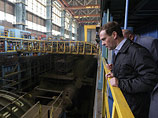 Медведев прибыл в Северодвинске с рабочей поездкой. Этот город является центром атомного судостроения. Завод "Севмаш" - основное предприятие, осуществляющее строительство атомных подводных лодок