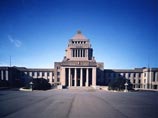 Верхняя палата парламента Японии единогласно утвердила в пятницу законопроект, в котором Южные Курилы именуются "исконными территориями" страны
