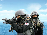 Бойцы Специальной морской атакующей команды (SSAT) элитарного подразделения Береговой охраны Южной Кореи отрабатывают захват кораблей противника