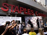 Более 1,6 млн поклонников таланта Майкла Джексона из США и со всего мира зарегистрировались в интернете, чтобы попасть на церемонию прощания с умершим певцом, которая пройдет 7 июля в Лос-Анджелесе (штат Калифорния)