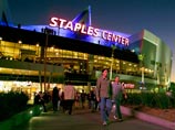 Путем случайного компьютерного отбора право участвовать в траурной церемонии, которая пройдет в Лос-Анджелесе на спортивно-концертной арене "Стэйплс-сентер", получат 8 тыс. 750 из подавших заявки, каждому из которых достанется по два билета