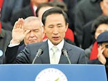 Президент Южной Кореи Ли Мен Бак, который провел в бедности детские и юношеские годы, пожертвовал 33,1 млрд вон (26 млн долларов) фонду, организованному для помощи нуждающимся студентам