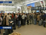 Пассажиры, среди которых - более 300 детей, прилетевших на отдых в Болгарию, быстро прошли паспортный контроль и оказались запертыми во внутренних помещениях аэропорта