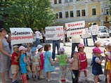 Саратовские "единороссы" вывели на акцию протеста детский садик. Партийцев заподозрили в "рейдерской атаке"
