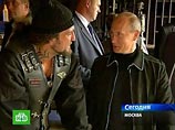 В разговоре с Путиным, президент мотоклуба отметил, что их акцию поддерживают власти Севастополя, где располагается главная база российского Черноморского флота. "Нас поддерживают как мэр, так и Горсовет", - сказал Хирург В разговоре с Путиным, президент мотоклуба отметил, что их акцию поддерживают власти Севастополя, где располагается главная база российского Черноморского флота. "Нас поддерживают как мэр, так и Горсовет", - сказал Хирург