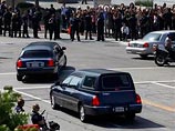 В Лос-Анджелесе (штат Калифорния, США) началась поминальная служба в честь "короля поп-музыки" Майкла Джексона, скоропостижно скончавшегося 25 июня при невыясненных до конца обстоятельствах в своем поместье в Калифорнии в возрасте 50 лет В Лос-Анджелесе (штат Калифорния, США) началась поминальная служба в честь "короля поп-музыки" Майкла Джексона, скоропостижно скончавшегося 25 июня при невыясненных до конца обстоятельствах в своем поместье в Калифорнии в возрасте 50 лет