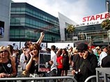 Церемония прощания проходит при свечах на арене концертного центра Staples Center рассчитанного на 20 тысяч человек. Здесь выставлен гроб золотого цвета с телом певца Церемония прощания проходит при свечах на арене концертного центра Staples Center рассчитанного на 20 тысяч человек. Здесь выставлен гроб золотого цвета с телом певца