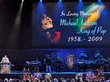 Америка прощается с Майклом Джексоном. Гроб с телом певца выставлен в зале Staples Center