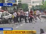 Напомним, ситуация в Урумчи стабилизировалась лишь после того, как в город вошли дополнительно 20 тысяч военнослужащих и полицейских Напомним, ситуация в Урумчи стабилизировалась лишь после того, как в город вошли дополнительно 20 тысяч военнослужащих и полицейских