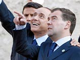 Как сообщает агентство, после окончания рабочего заседания лидеров "восьмерки" Медведев поехал на Соборную площадь Аквилы. Здесь его встретил премьер-министр Италии Сильвио Берлускони, в сопровождении которого Медведев осмотрел пострадавшие здания