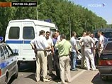 Как сообщили "Интерфаксу" в четверг в следственном управлении СКП РФ по Ростовской области, пока основная версия убийства семьи - разбойное нападение. В СКП уточнили, что в ходе следствия будут проверяться все другие возможные версии Как сообщили "Интерфаксу" в четверг в следственном управлении СКП РФ по Ростовской области, пока основная версия убийства семьи - разбойное нападение. В СКП уточнили, что в ходе следствия будут проверяться все другие возможные версии