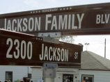 Поминальная служба по "королю поп-музыки" пройдет в городе Гэри (штат Индиана), в котором родился и в детстве жил Майкл Джексон