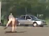 В Барнауле сотрудники ГИБДД спаслись бегством от напавшего на них голого мужчины (ВИДЕО) В Барнауле сотрудники ГИБДД спаслись бегством от напавшего на них голого мужчины (ВИДЕО)