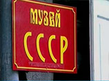 В Новосибирске открыт первый музей Советского союза, в экспозиции собраны картины и фотографии, бюсты и спортивные кубки, фотоаппараты и радиоприёмники, чайники и утюги, с афиш, развешанных по стенам, улыбаются советские кинозвёзды В Новосибирске открыт первый музей Советского союза, в экспозиции собраны картины и фотографии, бюсты и спортивные кубки, фотоаппараты и радиоприёмники, чайники и утюги, с афиш, развешанных по стенам, улыбаются советские кинозвёзды