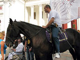 Активист общественной организации "ЗУБР" Валентин Дорошенко прибыл к зданию мэрии Одессы на коне, вооруженный декоративной шпагой и в сопровождении несколько десятков человек