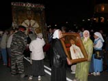 Несколько тысяч людей в Екатеринбурге прошли минувшей ночью крестным ходом от места расстрела до места захоронения семьи Николая II