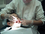 По данным правоохранительных органов, в июле и августе 2008 года, проводя лечение зубов, стоматолог разозлилась на детей, которые не реагировали на ее указания
