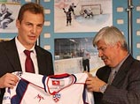 Сергей Федоров получил свитер "Магнитки" с 18-м номером Сергей Федоров получил свитер "Магнитки" с 18-м номером