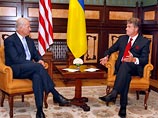 Ющенко поздравил Байдена с его первым визитом на Украину. Кроме того, как сообщила пресс-служба украинского президента, в начале встречи Ющенко отметил, что стратегические отношения Украины и США постоянно укрепляются