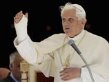 После полученной недавно травмы Папа выразил сожаление по поводу того, что перелом запястья правой руки мешает ему продолжить работу над рукописью