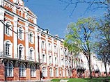Истец просит признать распространенные Шишкиной сведения о СПбГУ "несоответствующими действительности и порочащими деловую репутацию вуза", и требует обязать ее опровергнуть их Истец просит признать распространенные Шишкиной сведения о СПбГУ "несоответствующими действительности и порочащими деловую репутацию вуза", и требует обязать ее опровергнуть их