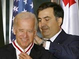 Михаил Саакашвили вручил Байдену высшую гражданскую награду Грузии - Орден Святого Георгия