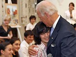 Байден подарил детям конфеты M&M's, тарелки фрисби и посоветовал им "брать пример" с президента Грузии Михаила Саакашвили