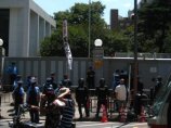 Японский националист пошел на таран заграждения перед воротами посольства РФ