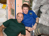 Командир 20-го экипажа Международной космической станции (МКС) россиянин Геннадий Падалка(на фото справа) в понедельник проводит эксперименты "Ураган" и "Бар", а также начинает сессию медицинского эксперимента "Сонокард"