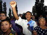 Атамбаев ранее называл выборы нелегитимными, оппозиция заявляет, что результаты голосования сфальсифицированы. По ее подсчетам, Атамбаев должен был получить 60% голосов