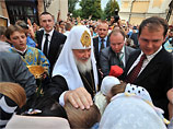 Желание патриарха Кирилла "делать различия между репрессивными режимами" Гитлера и Сталина вызвало протесты в России и на Украине