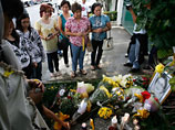 Жители Манилы приносят цветы к резиденции Акино