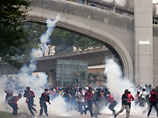 В центре города, когда собравшаяся толпа двинулась к резиденции монарха, полиция применила дубинки, слезоточивый газ и водометы против протестующих