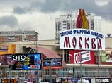 К 30 июля с закрывшегося Черкизовского рынка была вывезена примерно половина товаров: около 17 тысяч машин с грузами не менее тонны в каждой, пишут "Ведомости". Вывозят товары на две основные площадки: рынки "Лужники" и "Москва" в Люблино