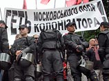 Сторонники РПЦ скандируют: "Наш патриарх - Кирилл". На другом конце площади украинские националисты кричат: "Геть московского попа!" Сторонники РПЦ скандируют: "Наш патриарх - Кирилл". На другом конце площади украинские националисты кричат: "Геть московского попа!"